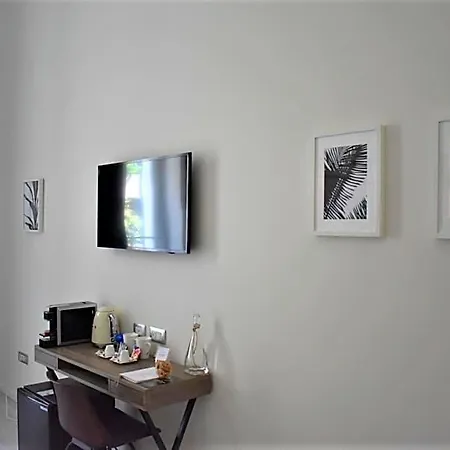 Gatto Bianco House Bed and Breakfast 3*