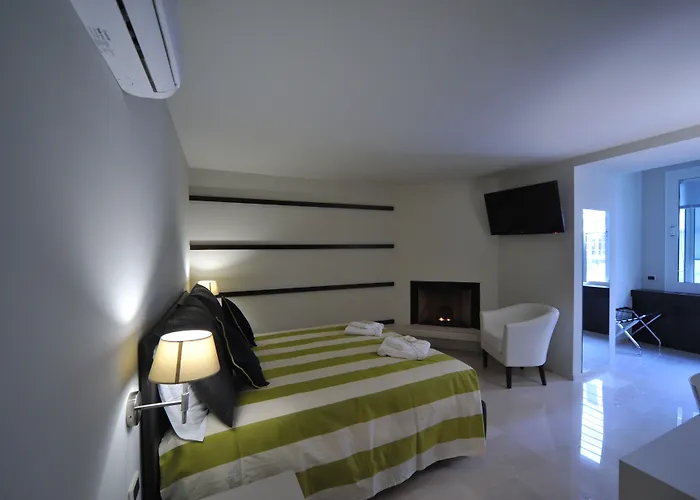 Gatto Bianco House Bed & Breakfast 4*